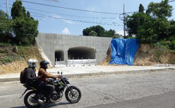 Pengendara melintas di depan proyek underpass di Jalan Sumatera, Kompleks Perumahan Gresik Kota Baru pada Selasa, 16 Februari 2021 ( foto : chusnul cahyadi/1minute.id)