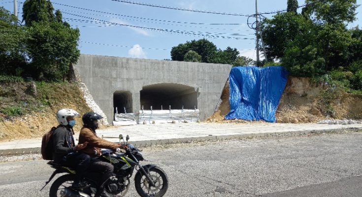 Pengendara melintas di depan proyek underpass di Jalan Sumatera, Kompleks Perumahan Gresik Kota Baru pada Selasa, 16 Februari 2021 ( foto : chusnul cahyadi/1minute.id)