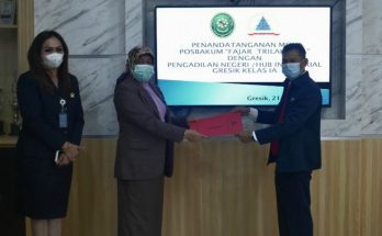 Ketua PN/PHI Gresik Wiwin Arodawati dan Direktur YLBH Fajar Trilaksana di PN Gresik pada Kamis, 18 Februari 2021