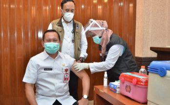 Plh Bupati Gresik Abimanyu Poncoatmojo Iswinarno ketika vaksinasi Covid-19 di kantor Bupati Gresik pada Rabu, 24 Februari 2021