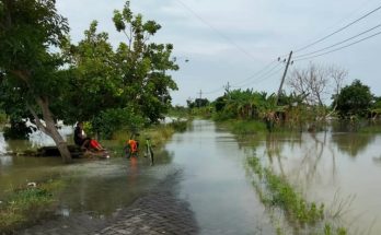 Jalan poros desa di Kecamatan Cerme yang tergenangi luapan Kali Lamong pada Sabtu, 6 Maret 2021