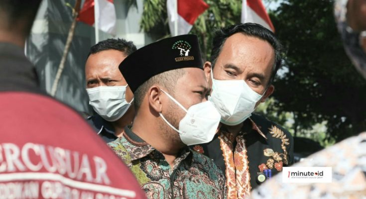 Bupati Gresik Fandi Akhmad Yani didampingi Kadinkes Gresik drg Saifudin Ghozali di kantor Bupati Gresik (foto: chusnul cahyadi/1minute.id)