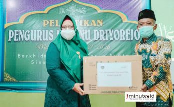 Wabup Gresik Aminatun Habibah membagikan masker kepada pengurus MWC NU Driyorejo pada Minggu, 29 Agustus 2021 (foto: Humas Pemkab for 1minute.id)