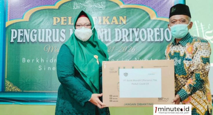 Wabup Gresik Aminatun Habibah membagikan masker kepada pengurus MWC NU Driyorejo pada Minggu, 29 Agustus 2021 (foto: Humas Pemkab for 1minute.id)