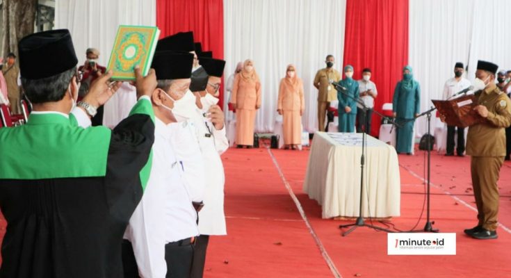 ILUSTRASI PELANTIKAN: Bupati Gresik Fandi Akhmad Yani melantik dan mengambil sumpah ratusan ASN di hall parkir Selatan Kantor Bupati pada Senin, 30 Agustus 2021 (Foto: Chusnul Cahyadi/1minute.id)