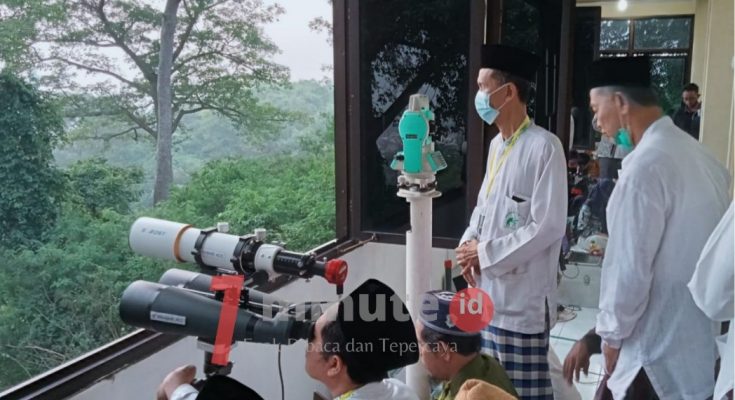 Tim LFNU PCNU Gresik melakukan rukyaktul hilal penentuan awal 1 Syawal 1443 H di Bukit Condrodipo GRESIK (Foto : Chusnul Cahyadi/1minuteid)