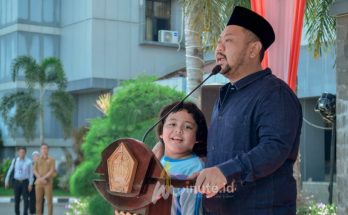 Hari Disabilitas Internasional : Bupati Gresik Fandi Akhmad Yani ketika memberikan sambutan peringatan Hari Disabilitas Internasional di halaman Kantor Bupati Gresik pada Kamis, 3 Desember 2024 ( foto : prokopim untuk 1minute.id)