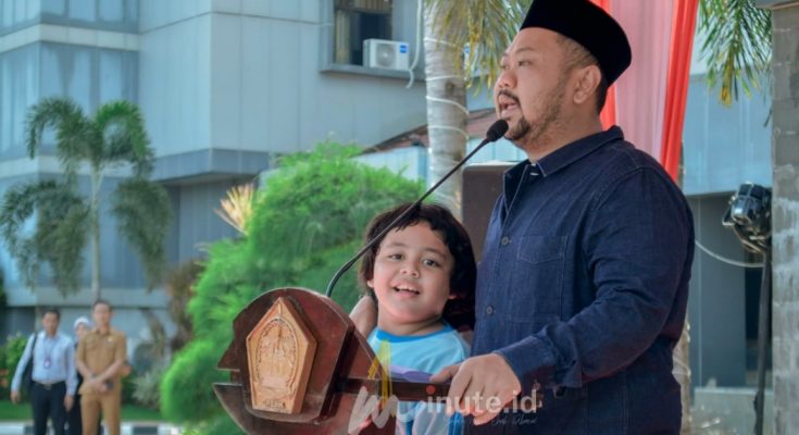 Hari Disabilitas Internasional : Bupati Gresik Fandi Akhmad Yani ketika memberikan sambutan peringatan Hari Disabilitas Internasional di halaman Kantor Bupati Gresik pada Kamis, 3 Desember 2024 ( foto : prokopim untuk 1minute.id)