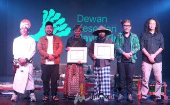 JAF 2024 : (dua dari kiri) Bupati Gresik Fandi Akhmad Yani bersama Dewan Kesenian Jawa Timur di Jatim Art Forum 2024 di GNI Gresik pada Rabu malam, 4 Desember 2024 ( Foto : chusnul cahyadi/1minute.id)