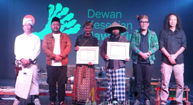 JAF 2024 : (dua dari kiri) Bupati Gresik Fandi Akhmad Yani bersama Dewan Kesenian Jawa Timur di Jatim Art Forum 2024 di GNI Gresik pada Rabu malam, 4 Desember 2024 ( Foto : chusnul cahyadi/1minute.id)