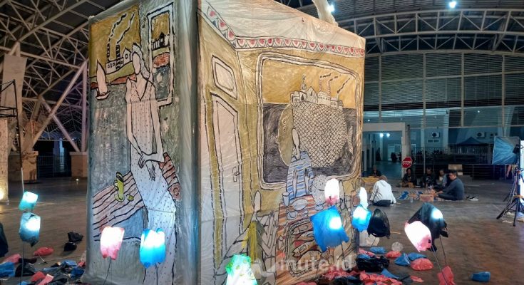 DAMARKURUNG : Salah satu kesenian dan diskusi hari pertama, gelaran JAF 2024 di venue Wahana Ekspresi Poesponegoro yang menampilkan seni damarkurung pada Rabu, 4 Desember 2024 ( foto : chusnul cahyadi/1minute.id)