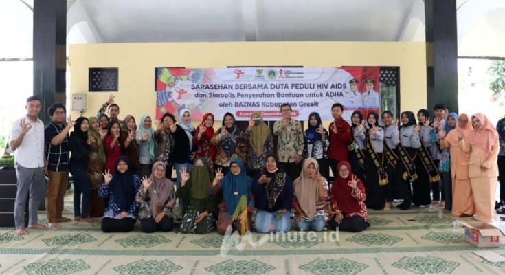 HARI HIV/AIDS SEDUNIA : Wakil Bupati Gresik Aminatun Habibah bersama Duta Peduli HIV/AIDS dalam Sarasehan Peringatan Hari HIV/AIDS Sedunia bersama KPA Gresik di Aula Dhurung Bawean, Kompleks Kantor Bupati Gresik pada Kamis, 12 Desember 2024 ( foto : istimewa)