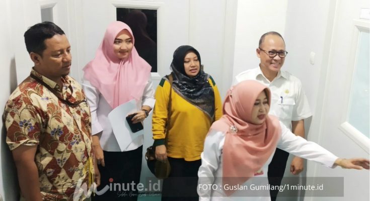 LABKESMAS : Kepala Dinas Kesehatan Gresik dr Mukhibatul Khusna didampingi Kepala Pengadaan Barqng dan Jasa Pemkab Gresik dan perwakilan dari Kejaksaan Negeri Gresik ketika melihat salah satu ruang di Labkesmas Dinkes Gresik pada Rabu, 18 Desember 2024 ( foto : guslan gumilang/1minute.id)