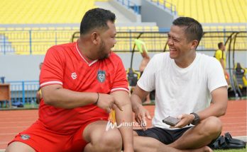 (ki-ka) Bupati Gresik Fandi Akhmad Yani dan Kapolres Gresik AKBP Rovan Richard Mahenu usai main bola di Stadion G-JOS pada Jumat, 17 Januari 2025 ( Foto : Polres Gresik untuk 1minute.id)