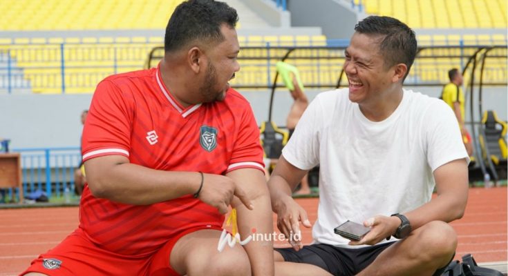 (ki-ka) Bupati Gresik Fandi Akhmad Yani dan Kapolres Gresik AKBP Rovan Richard Mahenu usai main bola di Stadion G-JOS pada Jumat, 17 Januari 2025 ( Foto : Polres Gresik untuk 1minute.id)