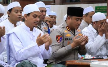 Kapolres Gresik AKBP Ramadhan Nasution dalam doa (foto: istimewa untuk 1minute.id)