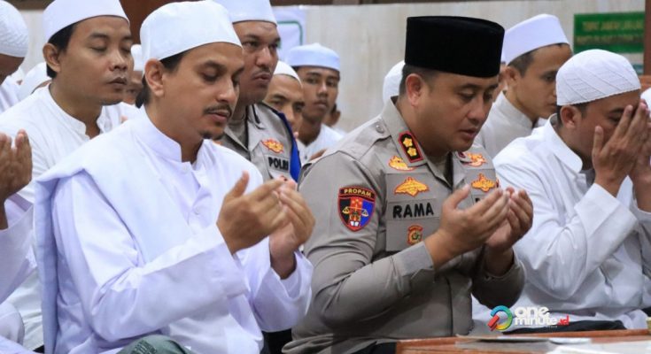 Kapolres Gresik AKBP Ramadhan Nasution dalam doa (foto: istimewa untuk 1minute.id)