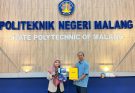 Kepala SMA Muhammadiyah 10 GKB Gresik Ulyatun Nikmah bersama Wakil Direktur Bidang Perencanaan dan Kerja Sama Politeknik Negeri Malang, Prof. Rosa Andrie Asmara dalam MoU pengembangan karier dan masa depan siswa setelah lulus sekolah di Polinema Malang, 13 Januari 2026 (Foto : smamio untuk 1minute.id)
