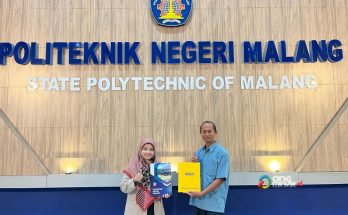Kepala SMA Muhammadiyah 10 GKB Gresik Ulyatun Nikmah bersama Wakil Direktur Bidang Perencanaan dan Kerja Sama Politeknik Negeri Malang, Prof. Rosa Andrie Asmara dalam MoU pengembangan karier dan masa depan siswa setelah lulus sekolah di Polinema Malang, 13 Januari 2026 (Foto : smamio untuk 1minute.id)