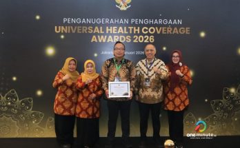 Wakil Bupati Gresik Asluchul Alif (tengah) didampingi Kepala Dinas Kesehatan Gresik dr Mukhibatul Khusnah (dua dari kiri) dalam acara Penghargaan UHC Award 2026 di Jakarta pada Selasa, 27 Januari 2026 ( Foto : Istimewa)