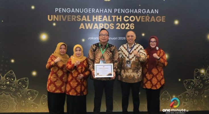 Wakil Bupati Gresik Asluchul Alif (tengah) didampingi Kepala Dinas Kesehatan Gresik dr Mukhibatul Khusnah (dua dari kiri) dalam acara Penghargaan UHC Award 2026 di Jakarta pada Selasa, 27 Januari 2026 ( Foto : Istimewa)