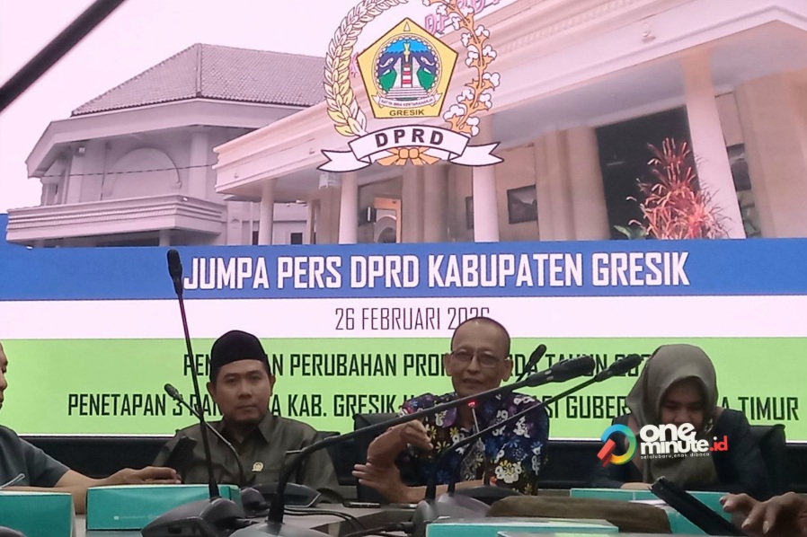 DPRD Gresik menggelar Rapat Paripurna Penetapan 3 Ranperda di ruang Paripurna DPRD Gresik pada Kamis, 26 Februari 2026 ( Foto : itl