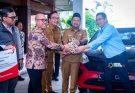 Bupati Gresik Serahkan 3 Mobil CSR Bank Jatim ke Pondok Pesantren dan GP Ansor Bawean